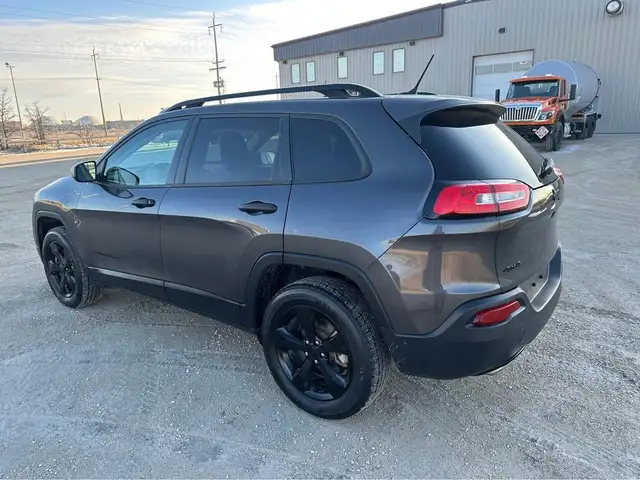 2017 Jeep Cherokee in Cars & Trucks in Winnipeg - Image 8
