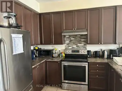 Female student is welcomed to this clean, quiet Semi-Detached House Located In York University Villa...