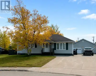 Looking for a home that has it all? Check out this beautiful bungalow that sits on a larger lot. 3+1...