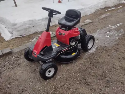 Tracteur a gazon YARD MACHINES 190cc 24'' de coupe annés 2015, View more