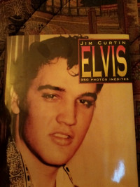 {  UN LIVRE 350 PHOTOS & UN DISQUE DE ELVIS PRESLEY, ENCIEN }