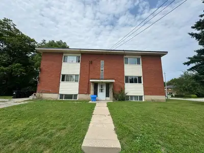 Bright & Freshly Renovated 1 Bedroom Apartment in Vanier! (Unit 5) This bright and freshly renovated...