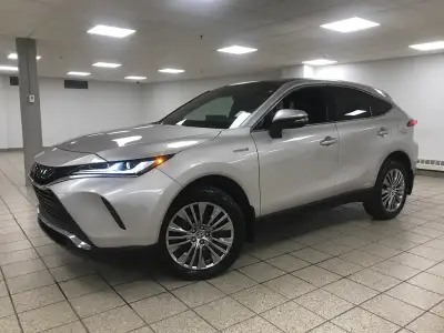 Set out with confidence in the 2021 Toyota Venza Limited, a pre-owned SUV designed for drivers who w...