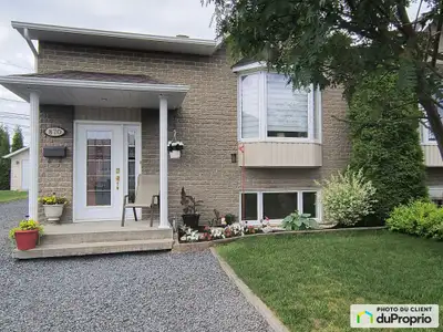 Grand jumelé avec demi-sous-sol, garage 18'x20', grand patio 12'x20' et toiture refaite en 2021. Mai...