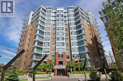 Available for quick possession is this fantastic 2 bedroom condo in Statesman’s THE GROVES OF VARSIT...