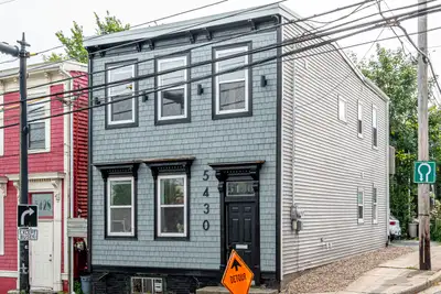 ARI Properties is proud to present this beautifully renovated 2 bedroom apartment located on North S...