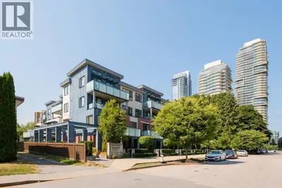 This huge 578sf open studio unit is bigger than many newer 1 bedroom + flex condos in the Metrotown...