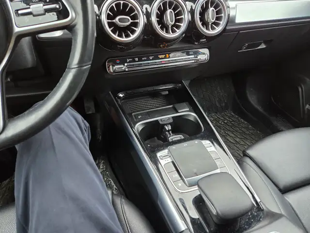 2020 Mercedes-Benz GLB in Cars & Trucks in Ottawa - Image 12