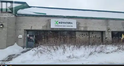Convenient Location Easy Access to Wellington St E / Hwy 404 & all Amenities * GO & Local Transit *...