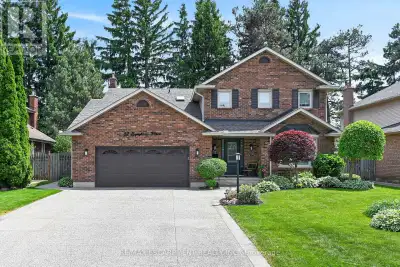 Welcome home to 32 Symphony Place in sought after mature Ancaster neighbourhood. Steps to both publi...