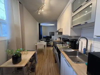 Immeuble situé au 860 Avenue Marguerite-Bourgeoys. À proximité de toutes les commodités: épiceries,...