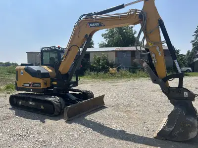 8 ton, full loaded, pin grabber coupler , 2 buckets, thumb and root rake - This is a consignment uni...