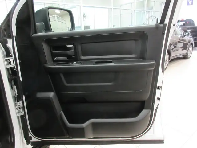 RAM 1500 CLASSIC 2023 V6 3.6L 4X4 CREW-CAB BOITE 5'7 in Cars & Trucks in Lévis - Image 14