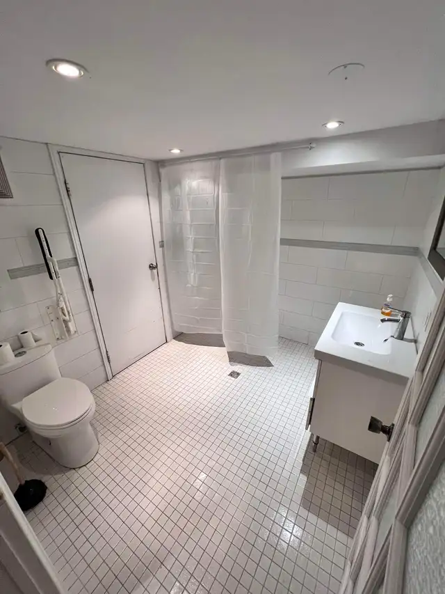 Très belle grande chambre à louer, Ste-Foy Libre in Room Rentals & Roommates in Québec City - Image 14