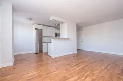 renovated two bedroom, Tyndall and King St W - ID 4005