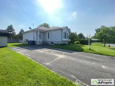 Maison pour une jeune famille. À proximité des loisirs, des écoles et des parcs au bout d'un chemin...