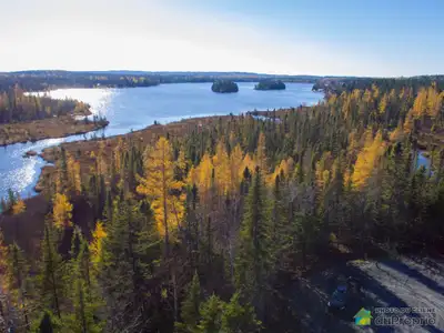 Super beau domaine Lac Falardeau Super beau grand domaine situé au lac Falardeau à Saint-Zacharie à...