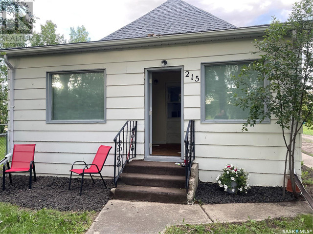 215 Kerry STREET Limerick, Saskatchewan in Houses for Sale in Moose Jaw - Image 2