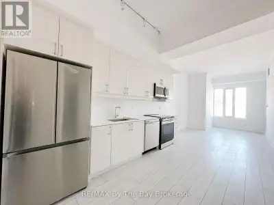 Welcome to luxury condo living in the heart of downtown Collingwood! This 1 bedroom, 1 bathroom cond...