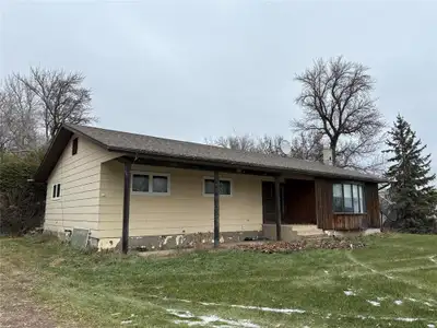 R30//Dauphin/Country living just minutes south of Dauphin! Situated on 7.78 acres with mature trees...
