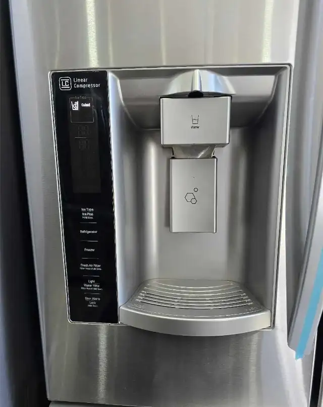 LG 36" STAINLESS STEEL FRENCH DOOR FRIDGE BOTTOM FREEZER in Refr in Refrigerators in Hamilton - Image 4