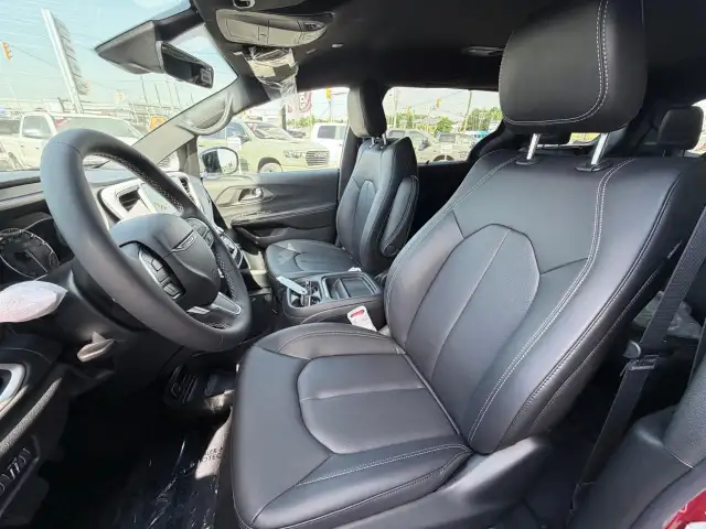 2027 Chrysler Grand Caravan SXT in Cars & Trucks in Markham / York Region - Image 13