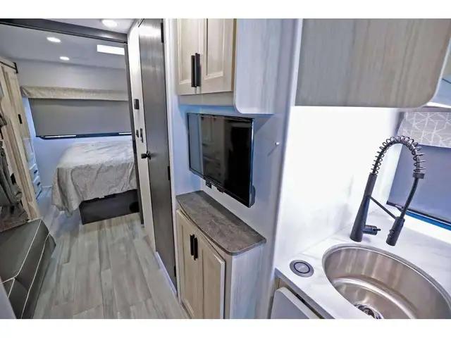 2024 Forest River Sunseeker 3250 2 extension 2024 + lit superpos in RVs & Motorhomes in Laval / North Shore - Image 17
