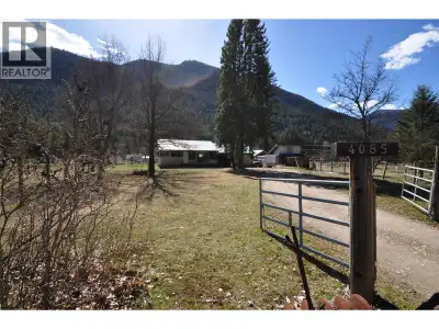 Here is a great location to create your own sustainable property. Located on the upper bench of Pass...