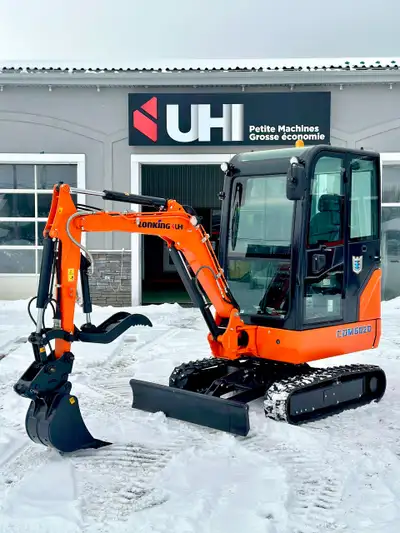CDM6020 - 2T * Moteur Yanmar 18HP; cabine fermé avec chauffage * Flèche pivotante; vitesse de déplac...