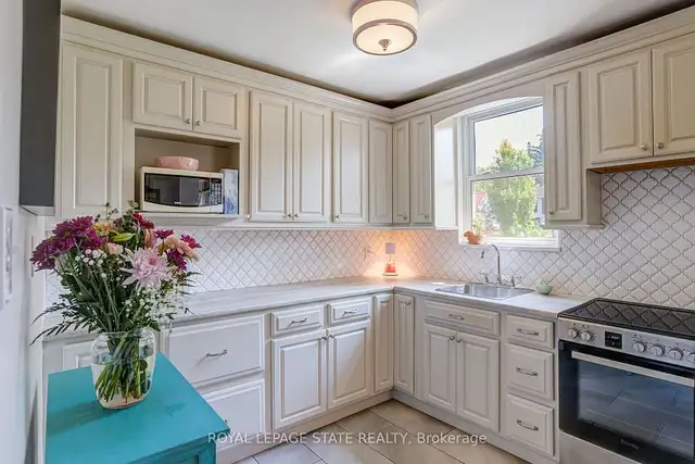 Tucked away on a quiet cour! in Houses for Sale in Hamilton - Image 5