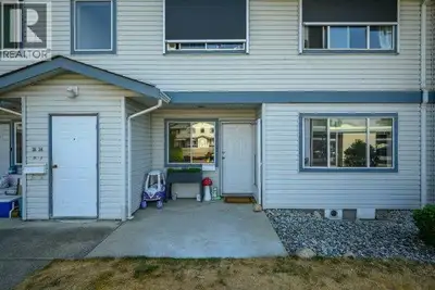 Welcome to Unit #33 in Skyway Village. This level-entry, no-stairs home features 2 bedrooms and 2 ba...