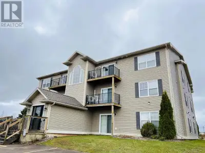 This lovely first-floor apartment is located right in the heart of Stratford, backing onto green spa...