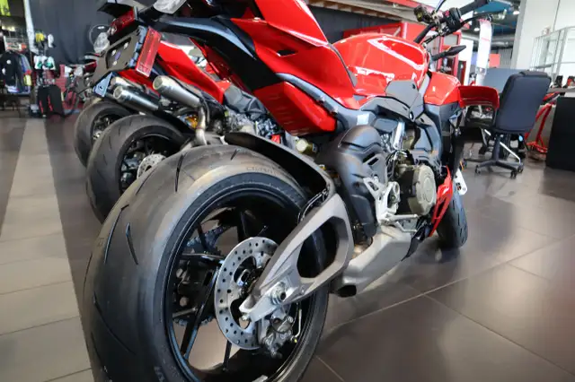 2025 Ducati Streetfighter V4 Ducati Red in Street, Cruisers & Choppers in Edmonton - Image 6
