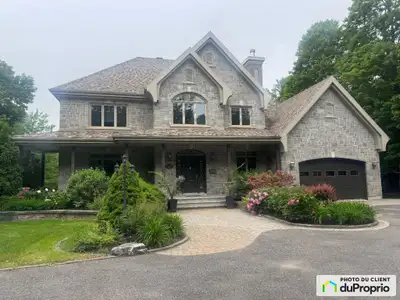 Idéal pour entrepreneur, ce grand cottage avec un garage détaché de 30 x 36 pieds et un garage attac...
