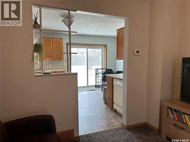 24 3rd AVENUE SE Weyburn, Saskatchewan in Houses for Sale in Regina - Image 6