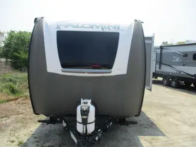 A nice lightweight trailer that has a slide w/ fold down dinette , front Murphy bed , two rear side...