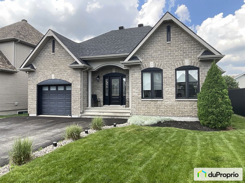 $865,000 - Bungalow for sale — photo 1