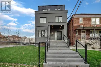 Best lease opportunity for large 2 Bdrm newly renovated unit un prime central Toronto location! Tran...
