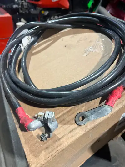 Gros câble de batterie côté positif usagé, 12 volts environ 15 pieds de long. 40$ chaque. Câble de b...