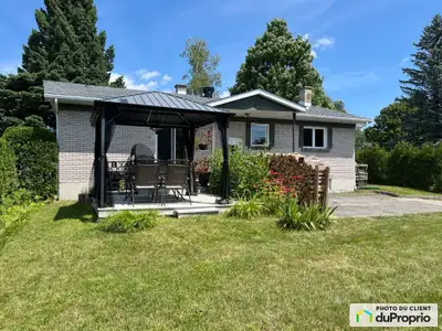 Fleurimont -Bungalow tout brique impeccable -3 chambres - Cour orientée plein sud - coin de rue Chal...