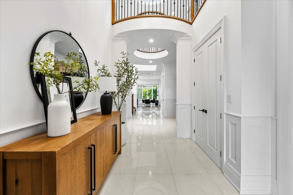 Oakville Luxury Custom Home | Dramatic Architecture | 4+2BR 5 WR, photo 3 of 10
