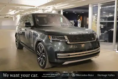 This Land Rover Range Rover has a dependable Twin Turbo Premium Unleaded V-8 4.4 L/268 engine poweri...