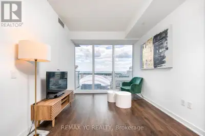 41st floor, one bed + spacious den, which can be used as a home office or even as a second bedroom....