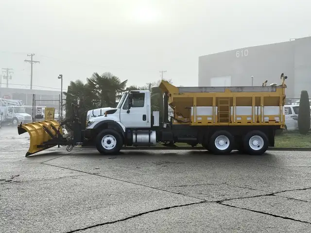 2016 International WorkStar 7400 14 Foot Dump Truck with 11 Foot in Heavy Trucks in Edmonton - Image 7