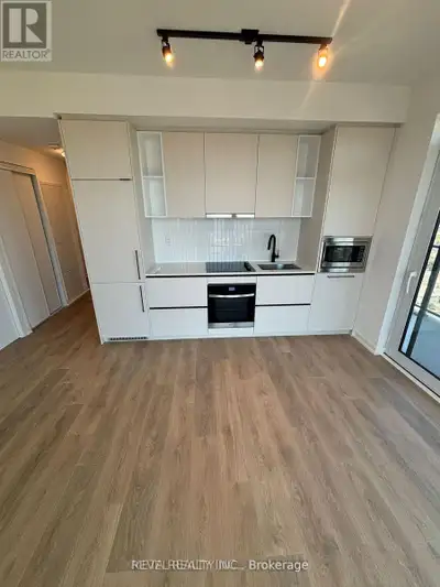 Welcome to Galleria on the Park at Dufferin and Dupont! This bright 1-bedroom plus enclosed flex cor...