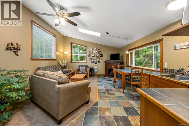 1590 Carrington Bay Rd Whaletown, British Columbia in Houses for Sale in Campbell River - Image 40