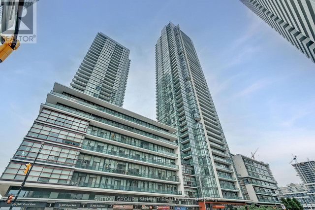 #PH02 -4070 CONFEDERATION PKWY Mississauga, Ontario in Condos for Sale in Mississauga / Peel Region