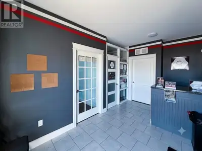 Located in the prestigious Stratford Business Park, this versatile commercial condo offers an except...