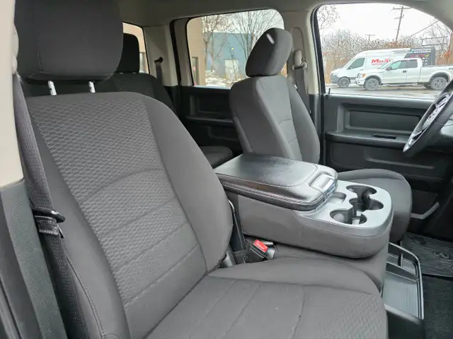 Ram 1500 Classic Express Hemi 4x4 2020 in Cars & Trucks in Laval / North Shore - Image 15