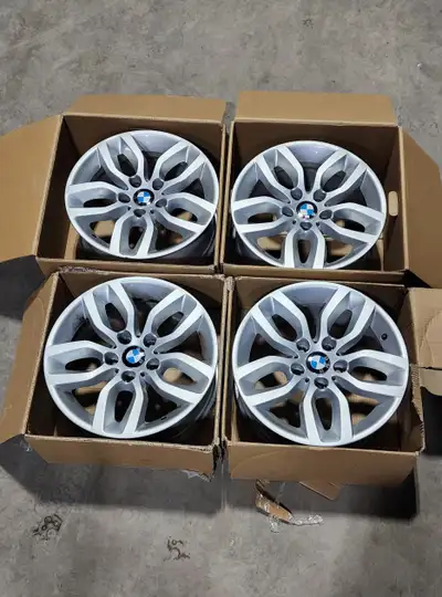 17in OEM BMW 3series rim Size: 17x7.5 Bolt Pattern: 5x120 Bore: 72.6mm Offset: 32mm No curb rashes,...